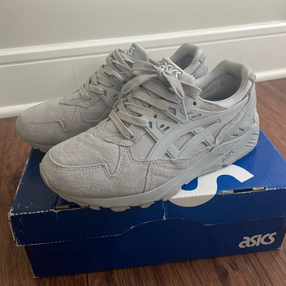 Asics Gel-Kayano Trained in light grey.